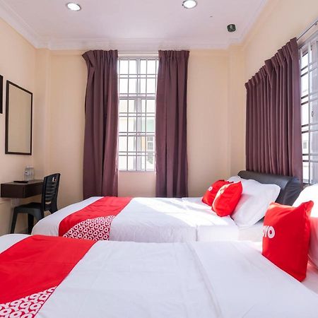 Oyo 89536 Hazris Hotel Бату-Пахат Экстерьер фото